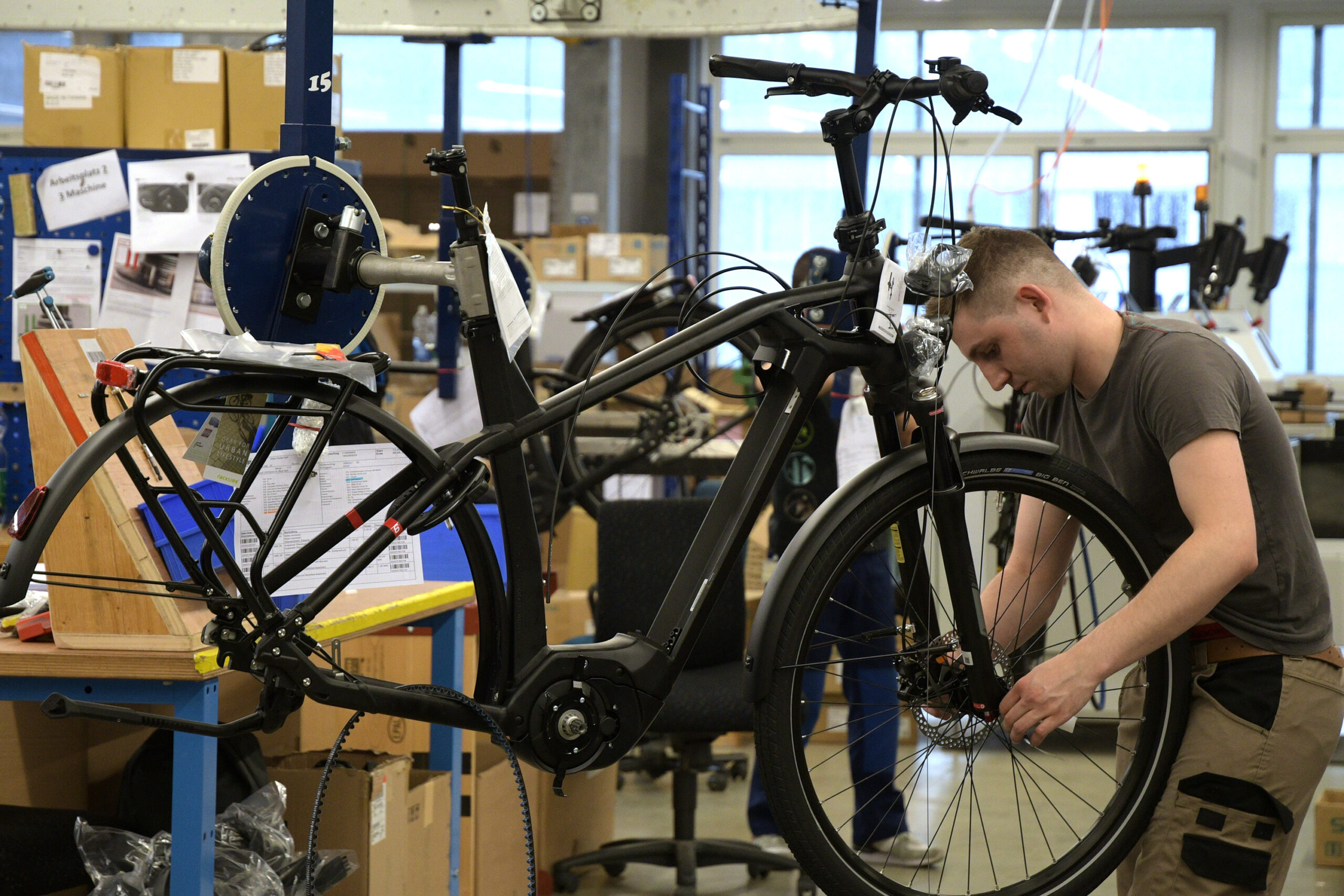 Ohne Teile gerät die E-Bike-Montage ins Stocken.